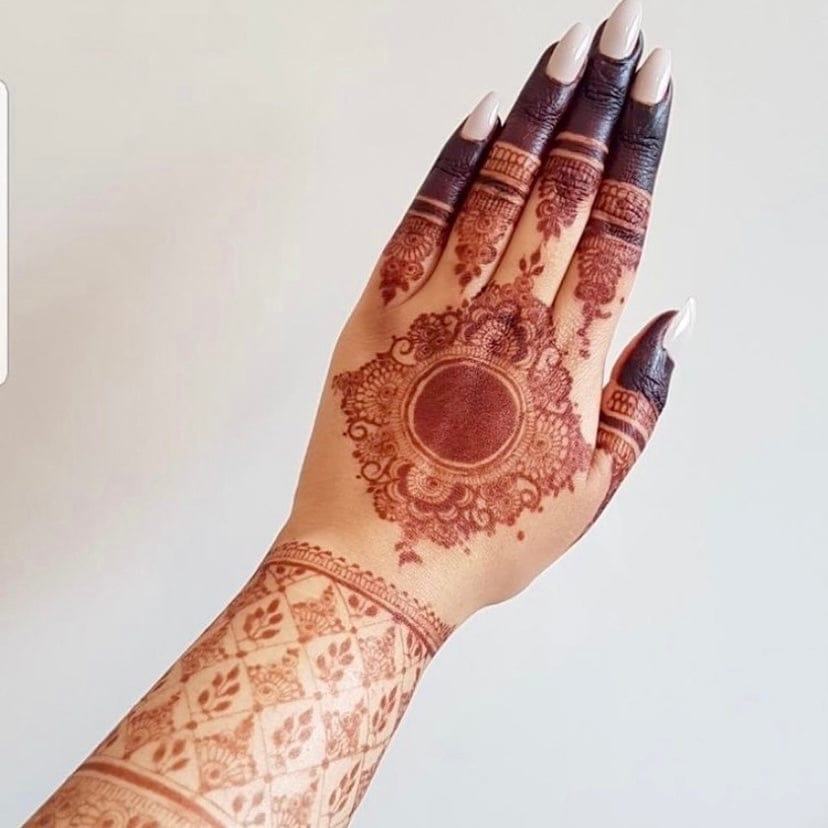 Really dark henna stain beautiful design on hand